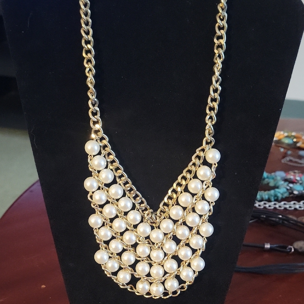 Elegant Gold and Pearl Necklace